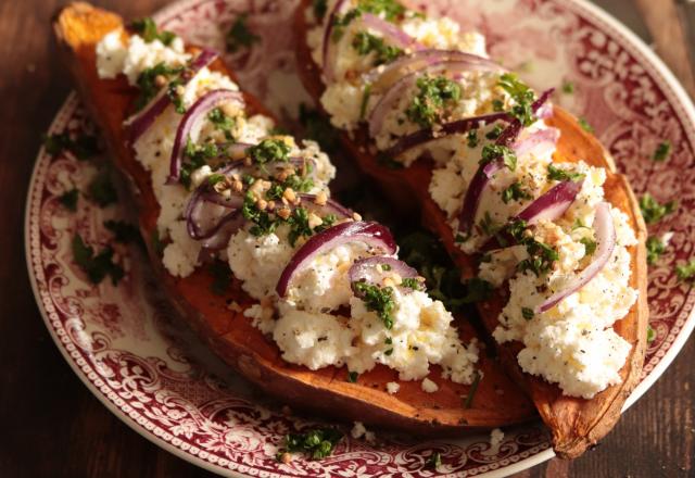 Des patates douces rôties à la feta et aux oignons rouges : le plat réconfortant parfait pour le dimanche soir