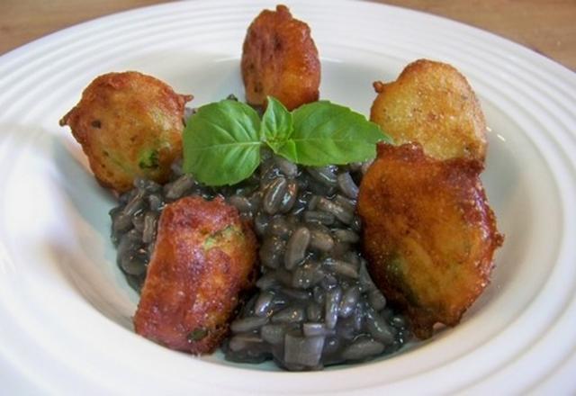 Risotto à l'encre de seiche et beignets de courgettes