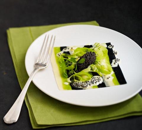 Fines lasagnes de caviar d'aquitaine, jeunes poireaux à la goutte d'huile d'olive vierge