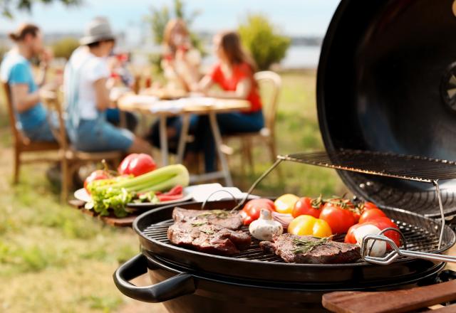 Cette astuce pour laver facilement la grille de son barbecue avec une célèbre boisson !