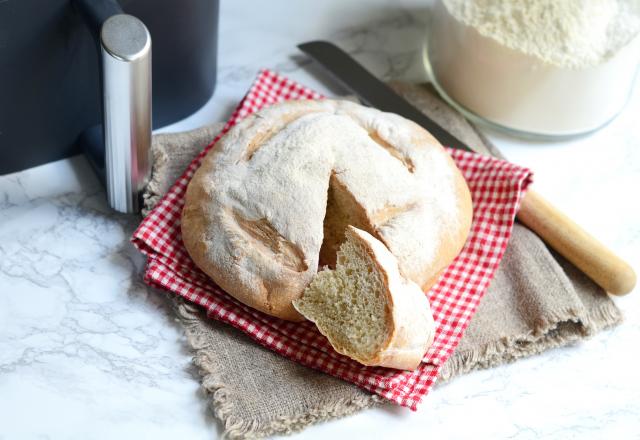 Air Fryer : cette recette permet de faire un pain presque comme une boule au levain avec seulement 2 ingrédients !