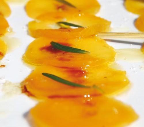 Carpaccio d'abricots à l'huile d'olive et romarin