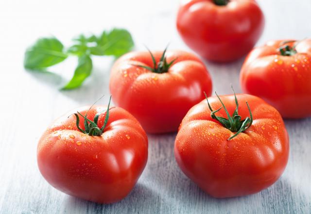 Ce petit détail qu’il faut regarder pour vérifier la fraîcheur d’une tomate avant de l’acheter