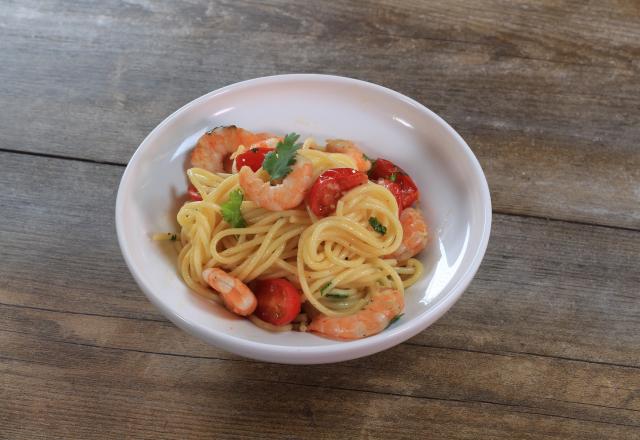 Spaghettis aux crevettes sautées, ail et tomates cerise