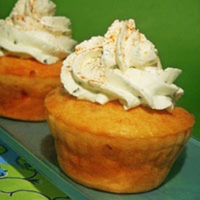 Cupcakes aux tomates confites, pecorino, poivre vert & glaçage au fromage frais et basilic