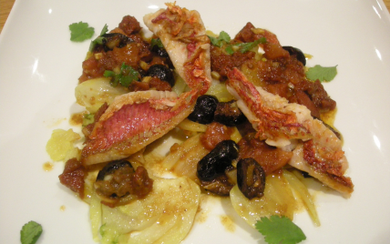 Filets de rougets au fenouil, aux olives et aux tomates confites