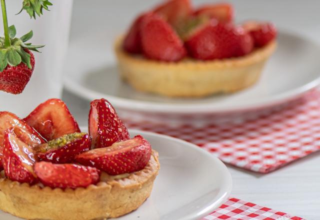 “L’astuce c’est…” Cyril Lignac livre son secret pour réussir des tartelettes aux fraises vraiment divine