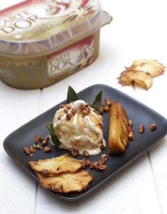 Ananas rôti à la vanille, chips d'ananas, noix de pécan caramélisées et crème glacée Carte d'Or® façon glacier vanille