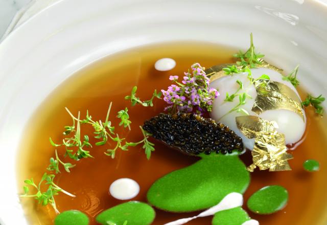 Tendre gelée de bœuf et œuf nacré au cresson fontaine, raifort et caviar