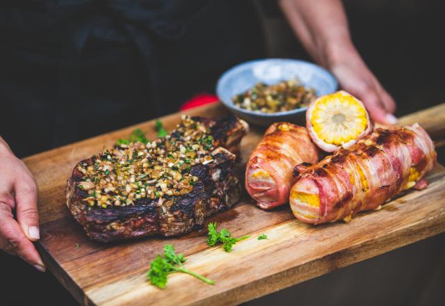 Côte de boeuf à l'asiatique et épis de maïs au bacon