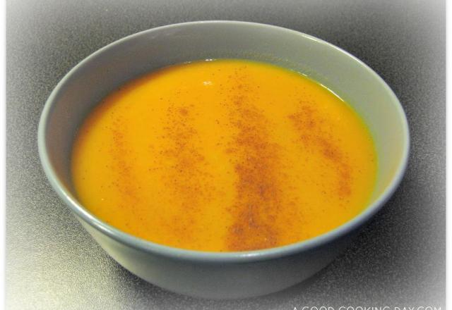 Soupe sucrée salée à la carotte, pomme, orange et cannelle