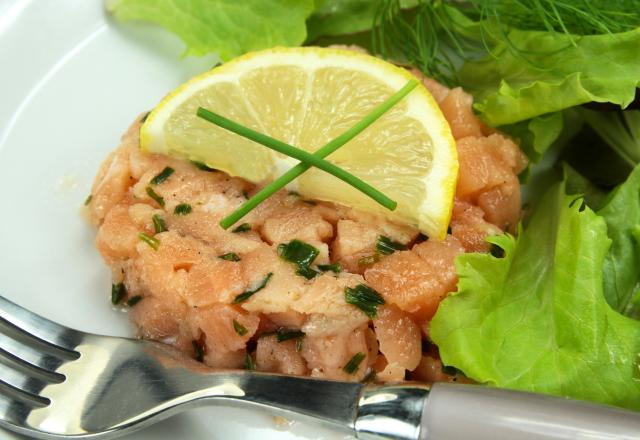 Tartare de pavés de saumon frais, câpres, échalotes et ciboulette