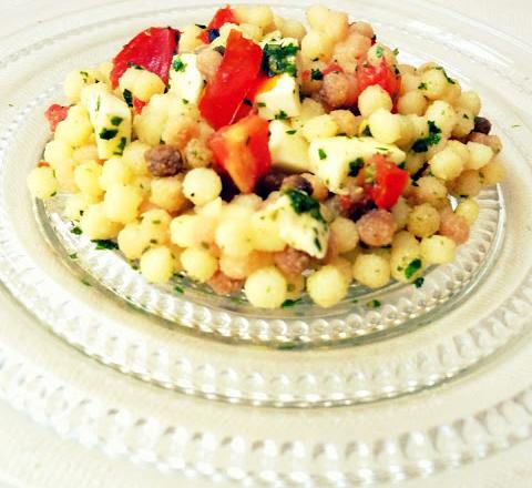 Salade de fregola, mozzarella, tomates et pesto