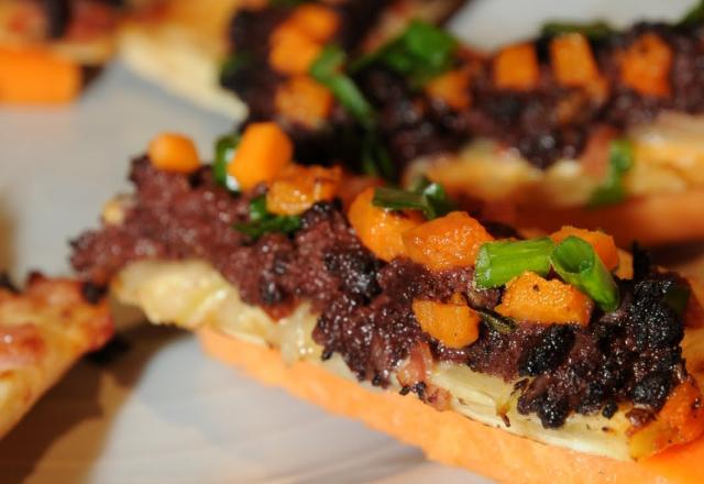 Bouchées salées de flammenkueche au potiron boudin noir épicé