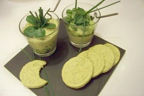 Verrine mousse d'avocat façon guacamole pour une assiette monochrome