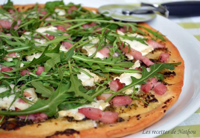 Pizza au pesto, fromage de chèvre et lardons