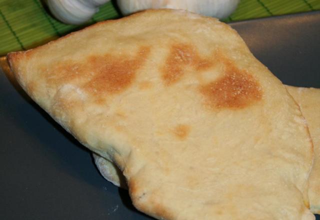 Naans et cheese Naans au confit d'ail blanc de lomagne au curry