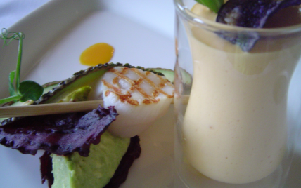 Fraicheur d'avocat, mi-cuit de Saint-Jacques grillée, tiramisu de carotte-curcuma