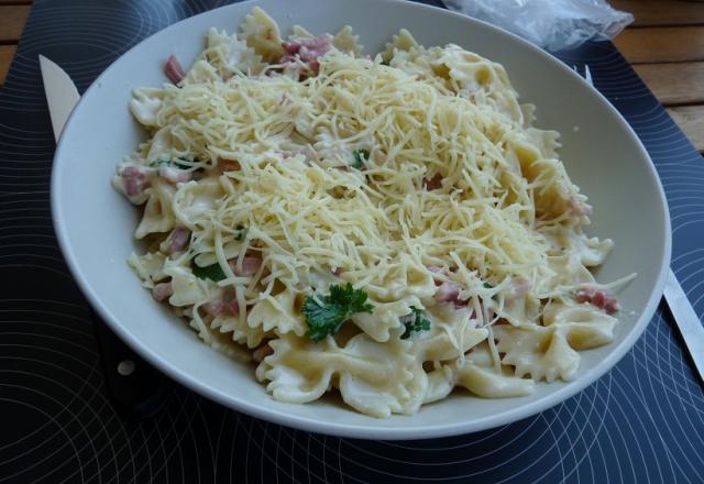 Pâtes carbonara avec crème fraîche et persil