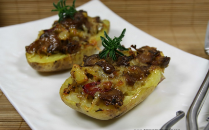 Pommes de terre farcies aux champignons de Paris aubergines grillées poivrons rouges Cassegrain