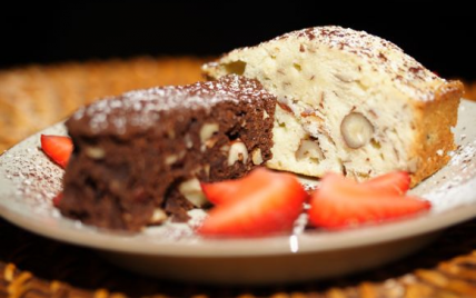 Duo de cakes noir et blanc aux noisettes