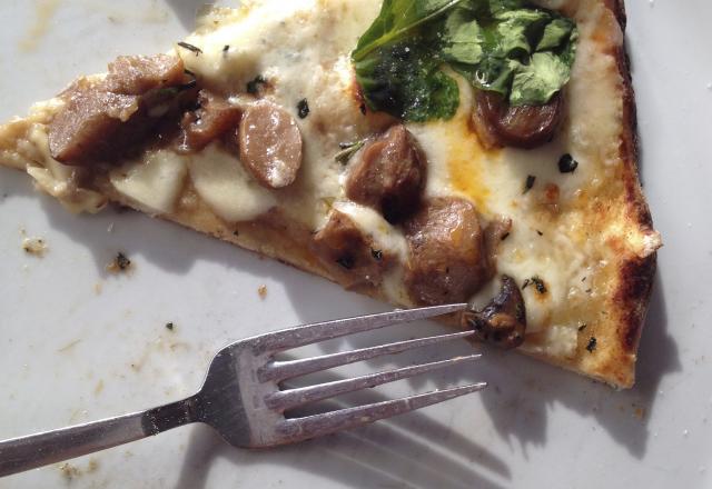 Pizza blanche au fromage, épinards et champignons