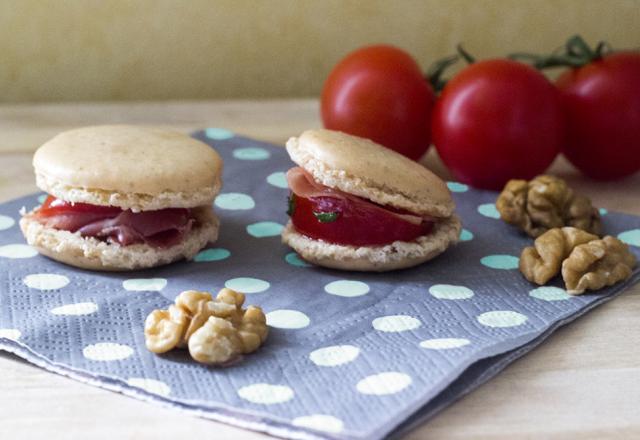 Macarons aux noix, tomates marinées au Roquefort Papillon et jambon de pays