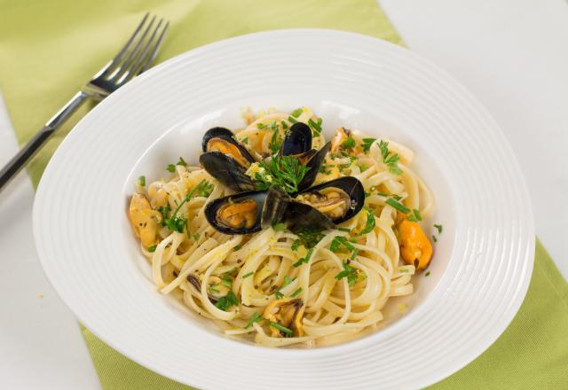 Spaghetti aux moules, citron et herbes fraîches