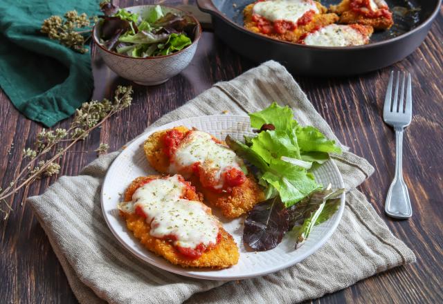 Escalopes de poulet panées à la sauce tomate et mozzarella