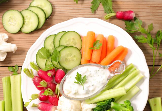 Petits légumes frais, dips au skyr et tahiné