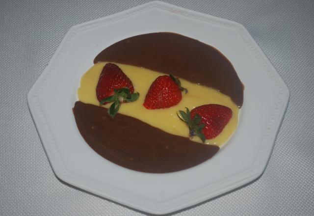 Duo de chocolat sur sa mousseline de fraises