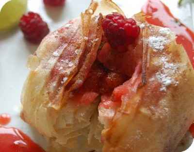 Pastilla fraises, framboises, amandes et miel, parfumée à l'eau de rose et à la bouckha