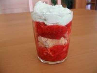 Verrine de fraises, dacquoise aux amandes et chantilly à la pistache