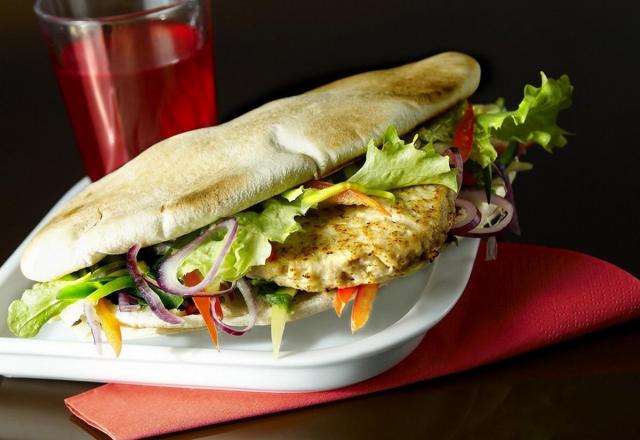 Pita de poulet et légumes