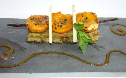 Brochette d'abricots à la vanille et sésame noir, sur un pain de Gêne au thé Matcha et cacaotines, coulis d'abricots