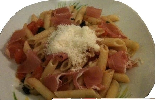 Salade de Pennes, tomates fraîches et parmesan