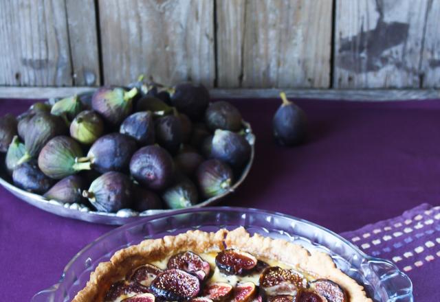 Tarte à la cannelle aux figues et aux raisins