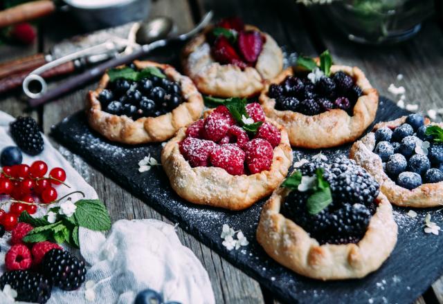 Tartelettes rustiques à l'amande, fraises, framboises, mûres et myrtilles