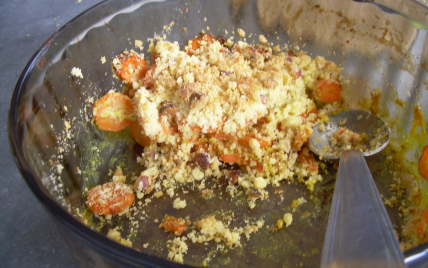 Crumble aux carottes, curry et noisettes