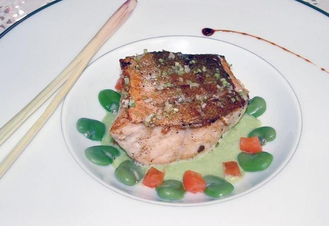 Pavé de rascasse poêlé 'miel et citronnelle', coulis de petits pois, verveine et févettes