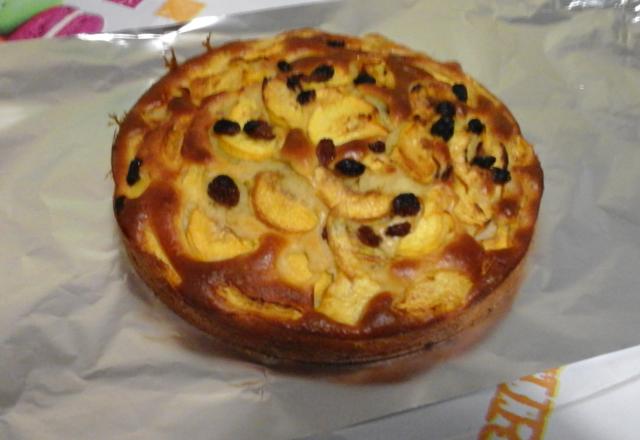 Gâteau aux pêches, rhum et raisins