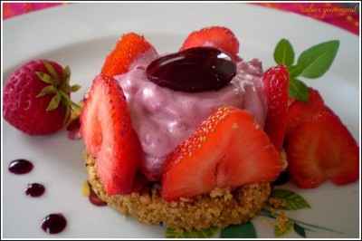 Entremet individuel aux fraises et son croustillant biscuité