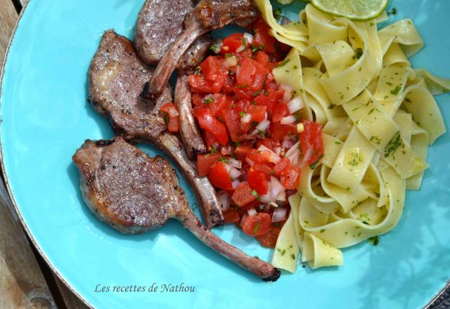 Manchettes d'agneau, salsa de tomates et échalotes au citron vert, pappardelles au basilic