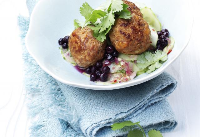 Petites boulettes sur salade de concombre aux myrtilles sauvages