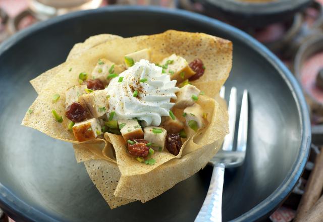 Pastilla de poulet aux herbes et chantilly