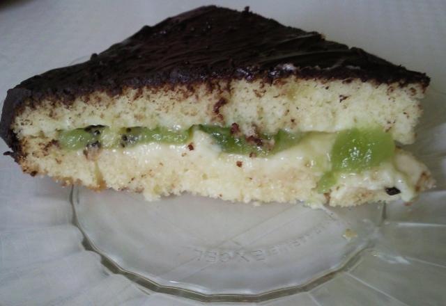 Gâteau au yaourt, kiwi crème pâtissière et glaçage chocolat