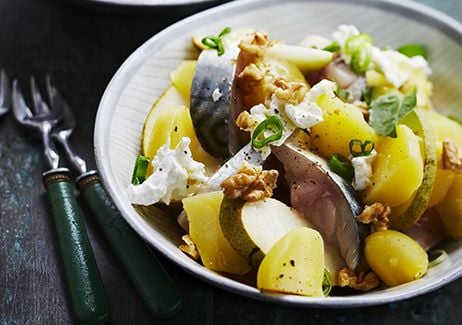 Salade de pommes de terre primeur, poire, maquereau, chèvre, noix et basilic