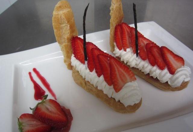 L'éclair : compotée de rhubarbe, chantilly mascarpone et fraise