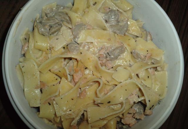 Tagliatelles au saumon et champignons