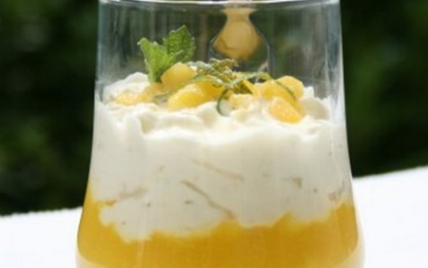 Écrasé de mangue et crème croquante, cardamome, citron vert